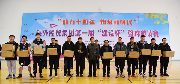 11中共富平縣委常委、政法委書(shū)記杜銀虎為第二名獲獎(jiǎng)隊(duì)頒獎(jiǎng)_副本.jpg